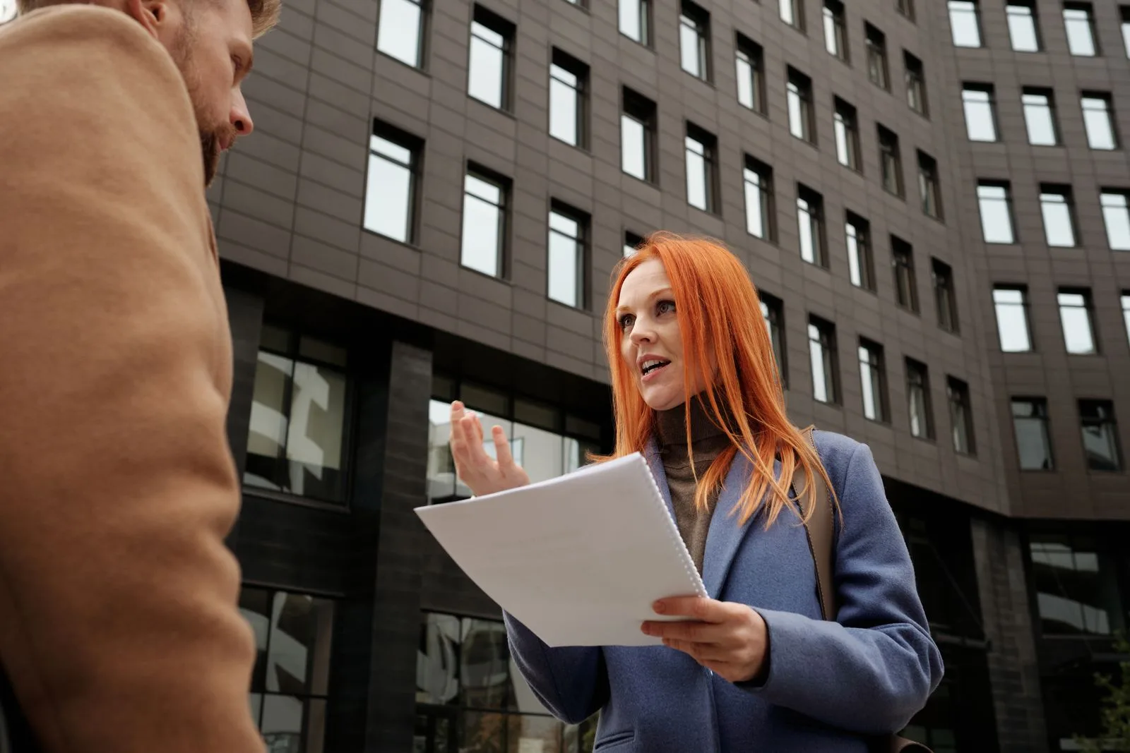 Overleg met documenten voor een appartementencomplex